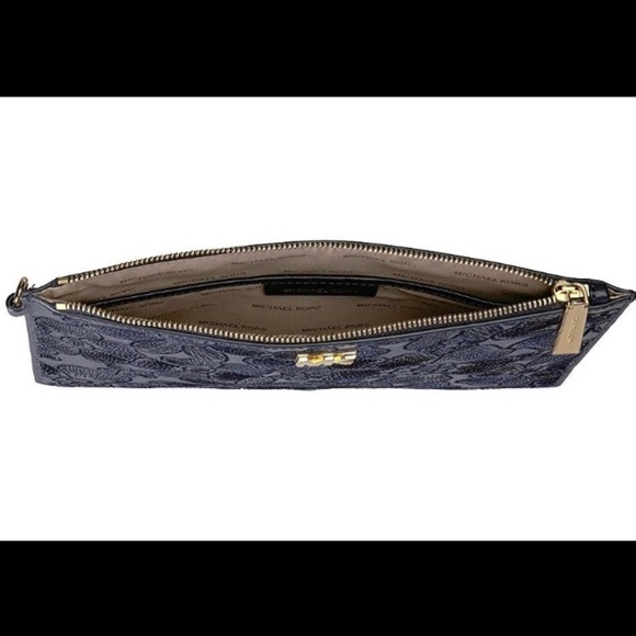 ✅✅ BEAUTIFUL MICHAEL KORS CLUTCH😍😍 - Picture 2 of 4